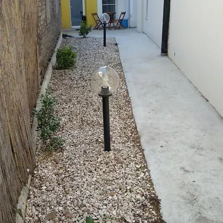 Isi * Jesi